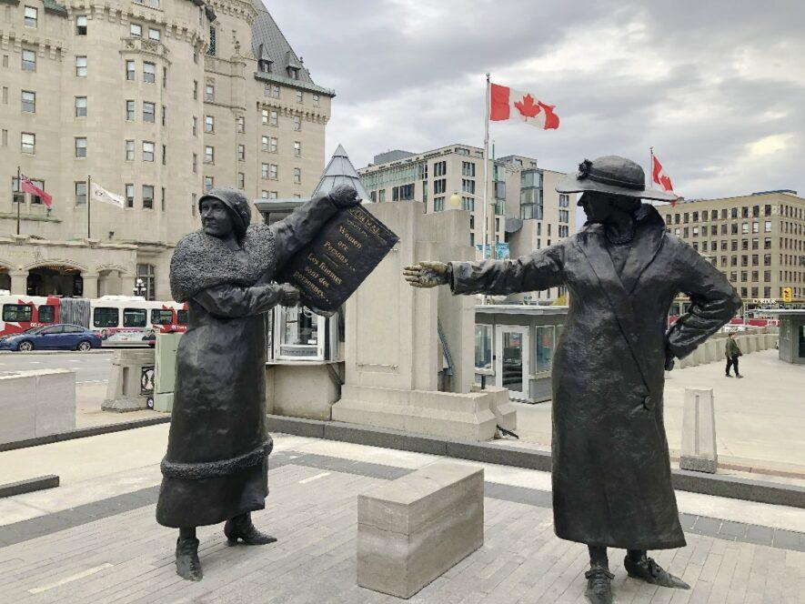 Nellie McClung, romancière et journaliste, et Irène Parlby, deuxième femme de l’histoire nommée au cabinet du gouvernement de l’Alberta, sont deux des cinq femmes qui ont milité dans l’affaire «personne» en 1928 qui a permis aux femmes d’être considérées comme des personnes par le droit canadien. PHOTO : MÉLANIE TREMBLAY – FRANCOPRESSE